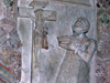 Grabmal der Anna von Viermund - Detail Anna von Winnenberg und Beilstein, verwitwete Gräfin zu Waldeck, geborene Freifrau von Viermund stirbt am 16. April 1599 ganz unversehens und wird am 20. April in der Kirche zu Nieder-Ense beigesetzt. Auf ihrem Grabmal kniet Anna vor dem Gekreuzigten und hält eine Bibel in der Hand. (© Hans-Otto Landau)
