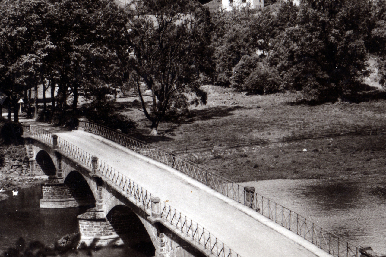 Blick auf die Ederbrücke von Höhe des Schießstandes (Hintergrund Pension Küthe) um 1955. (© Karl-Hermann Völker)