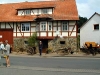Auf Stuhlmanns (Stühlmanns) Hof von links: Trillmaschine für Gespannzug mit Achsschenkellenkung Vorderachse, daneben Häufelpflug für Kartoffeln zweireihig von Fa. Köckerling 50er Jahre, daneben Häufelpflug aus den 20er Jahren. (© Detlef Battefeld)