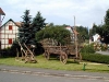 Auf Isgen (Geitzes) Hof von links: Schlitten einteilig mit Einspännerschere, daneben Leiterwagen als Erntewagen nach Viermündener Bauart. (© Detlef Battefeld)