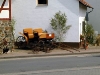 Auf Stuhlmanns (Stühlmanns) Hof: Kutsche, davor ein Beetpflug. (© Detlef Battefeld)