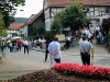 „Das Knappen“ peitschen auf der Hauptstaße zwischen Oberlies (Schäferchrists) und Dubberts (Sarters). (© Detlef Battefeld)