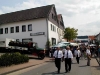 Bewirtung vor dem Gasthof Thiele (Schmieddehns), im Bild zu sehen Armin Vogel und Fritz Mitze. (© Detlef Battefeld)