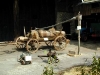 Küthen (Manuels) Hof von links: Elektrische Jauchepumpe, daneben Membranpumpe, daneben eine Kolbenpumpe, im Hintergrund ein Holz-Jauchefaß. (© Detlef Battefeld)