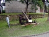 Handablage an Grasmäher angebaut. (© Detlef Battefeld)