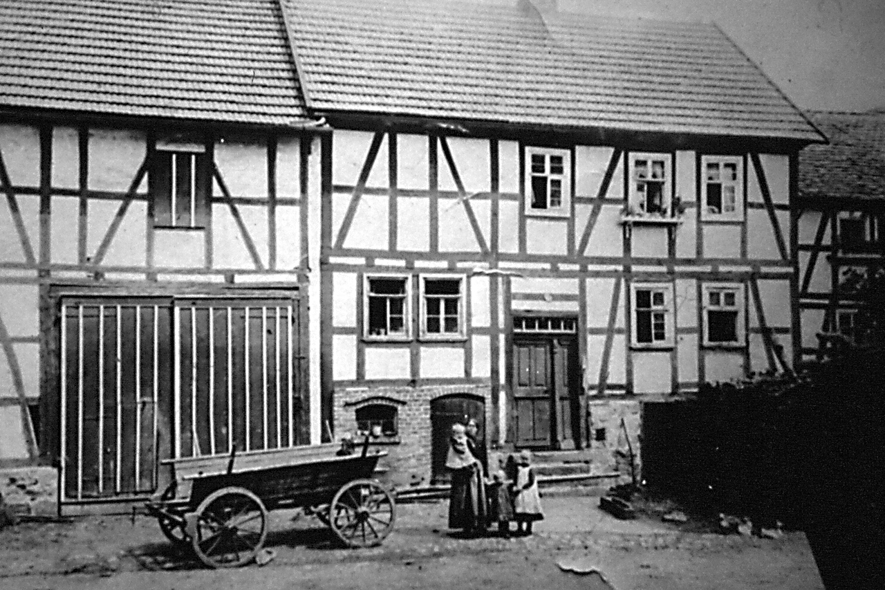 "Schreiners" Haus, Hauptstraße 45, Anang 1920er mit "Stahls" Haus. (© Stadt Frankenberg Eder)