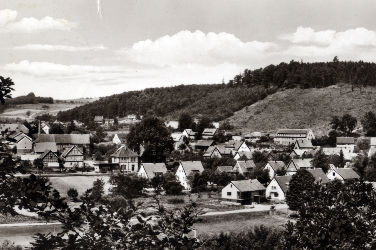 Aufnahme Blick auf Viermünden von der Ederstraße (Kahlen Berg) um 1965. (© Ansichtskarte)