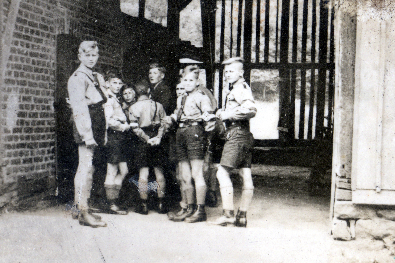Landjahr 1939 beim Holzschuppen (Gutshof), ganz rechts Adolf Kruppa. (© Familie Adolf Kruppa)