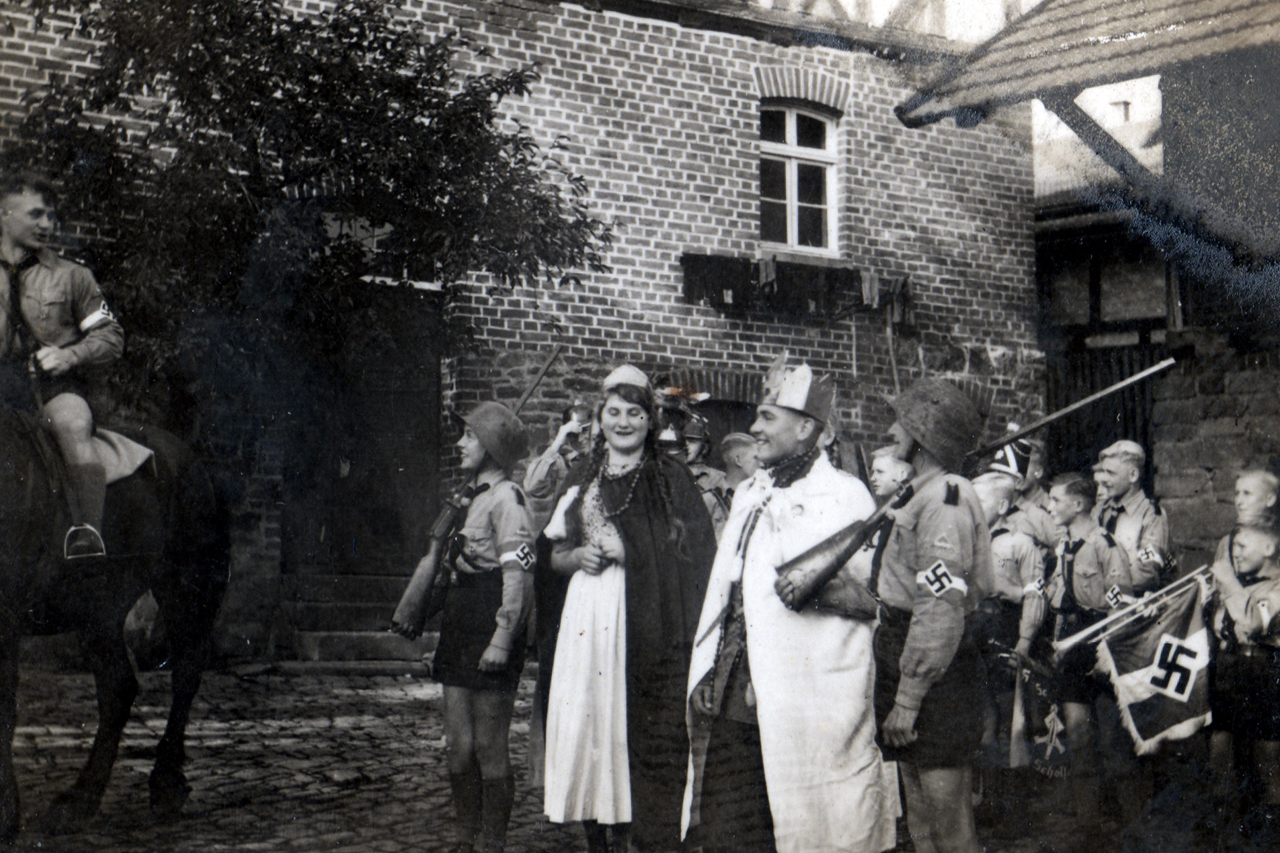 Schützenfest 1939, bei Manuels Haus mit Fanfarenzug und Lagerführer Roth. (© Familie Adolf Kruppa)
