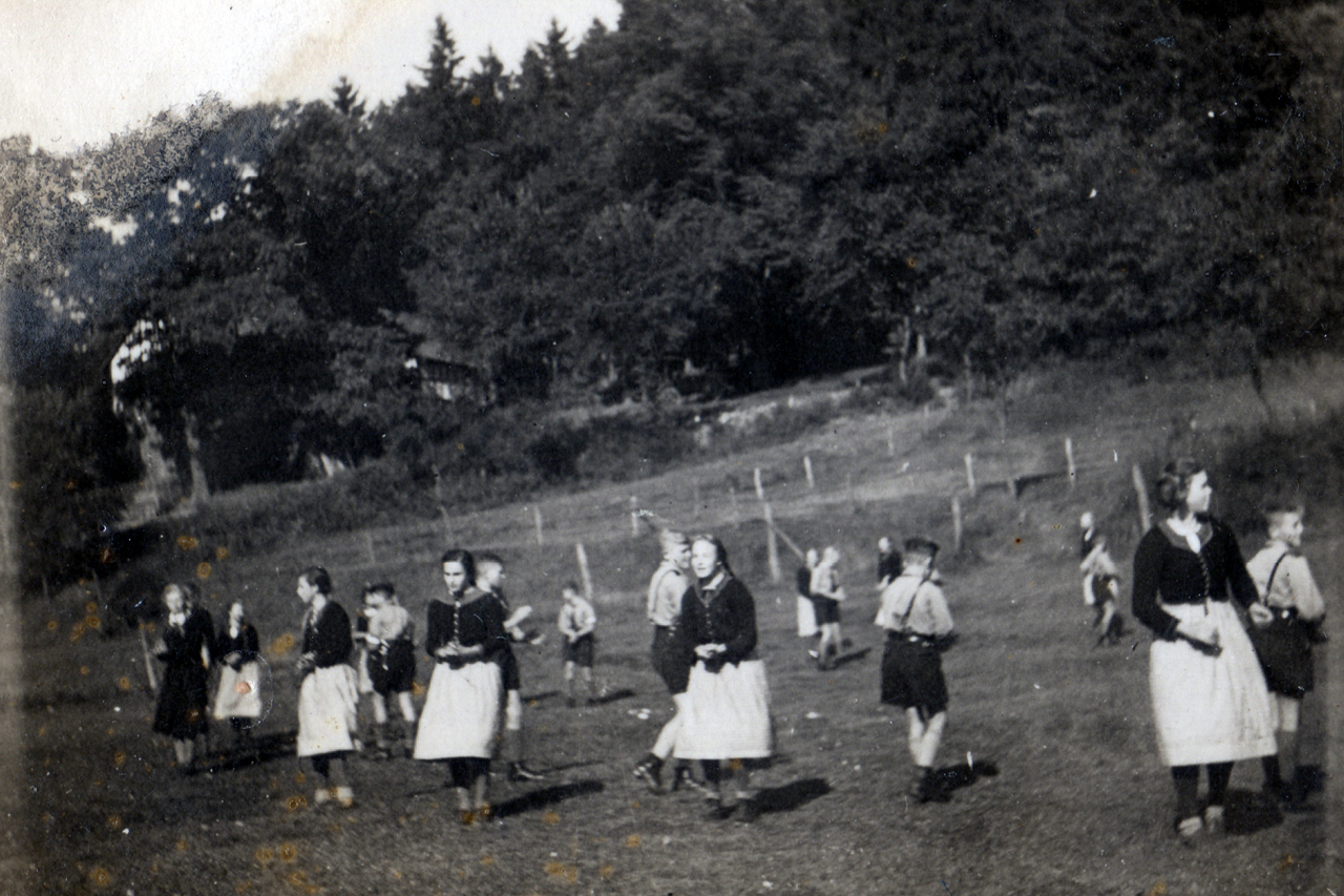 Landjahrlager beim Volkstanz im Teich (heute Hegeberg) 1939.