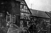 Bauer Heinrich Lückel auf dem Weg ins Feld vor den Häusern "Stuhlmann" (abgerissen), "Gallen" (abgerissen) und "Schäferchrist" (alt). (© Stadt Frankenberg Eder)
