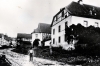 Dorfstraße um 1906, Peter Battefeld (Gloren) auf dem Foto zu sehen, ältestes Bild der Dorfstraße mit dem alten Backhaus (Trillofen, zur Behandung der Dedequenten). (© Stadt Frankenberg Eder)