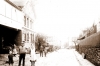 Gasthaus Thiele und Dorfstraße um 1932 (von links: unbekannt, Katharina Thiele/Rohde, Fritz Thiele senior, Elisabeth Küthe/Isgen, Fritz Thiele junior, unbekannt; im Fenster rechts: Karl Thiele). (© GasthofThiele)