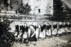 Dorfstraße 1939, Höhe Oberhof - Mädchen aus Ederbringhausen (Landjahrlager für Mädchen war in Ederbringhausen) beim Schützenfest mit Lagerführerin. (© Familie Adolf Kruppa)
