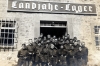 Gruppenbild Landjahrlager Guthofgebäude 1939 mit Gruppenführer Spor. (© Familie Adolf Kruppa)