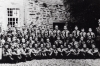 Landjahrlager Gruppenbild 1939, links zu sehen ist der Wachraum, rechts die Duschräume und Toiletten, ganz rechts steht der Gruppenführer Hose. (© Familie Adolf Kruppa)