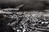 Luftaufnahme von Viermünden, die beide alte Schulen stehen noch, die neue Schule ist bereits fertig, Aufnahme um 1960.(© Ansichtskarte Dortmund: Cramers Kunstanstalt)
