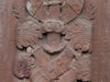 Das Wappen zeigt den geschachtelten Schrägbalken derer von Viermünden. (© Hans-Otto Landau)