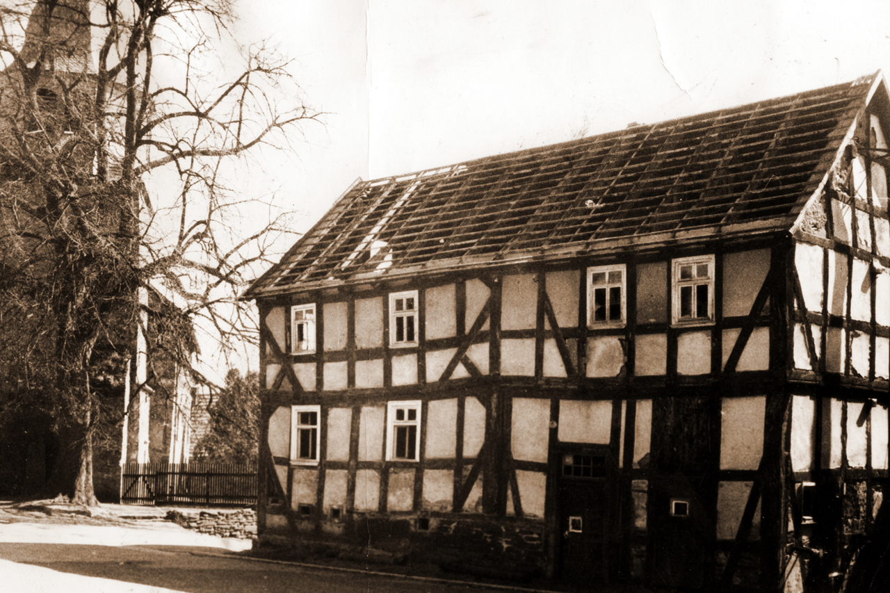 Alte Schule gegenüber vom Pfarrhaus kurz vor dem Abriß im April 1971. (© Karl-Hermann Völker)